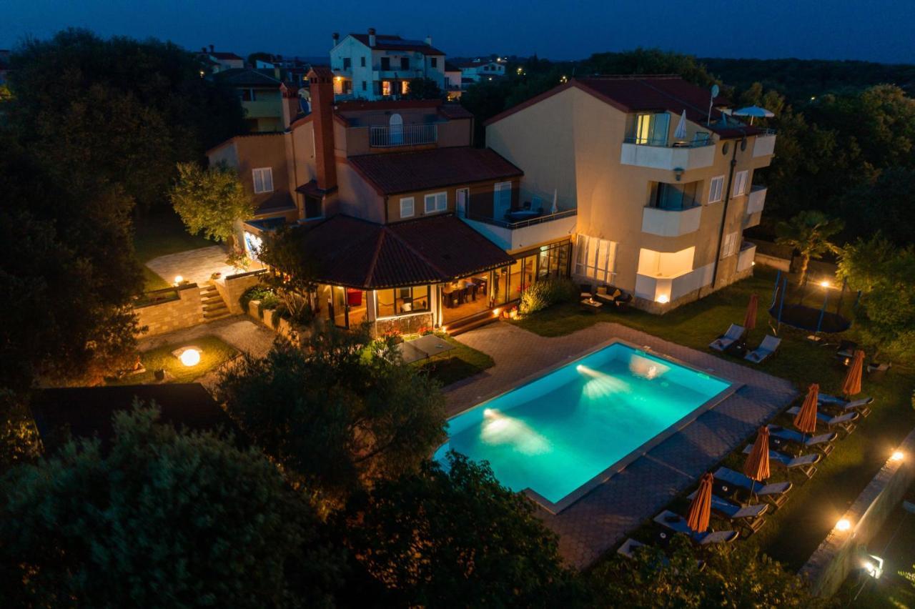 Guesthouse "Barboska" - Big Outdoor Swimming Pool & Private Tennis Court ボドニャン エクステリア 写真
