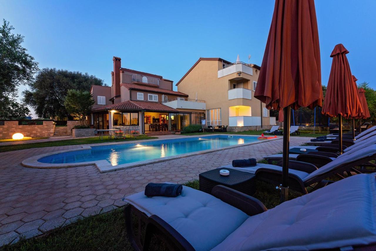 Guesthouse "Barboska" - Big Outdoor Swimming Pool & Private Tennis Court ボドニャン エクステリア 写真