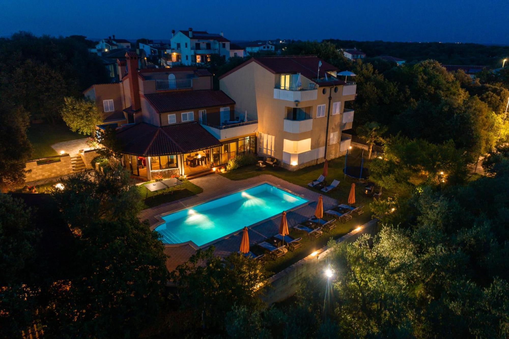 Guesthouse "Barboska" - Big Outdoor Swimming Pool & Private Tennis Court ボドニャン エクステリア 写真