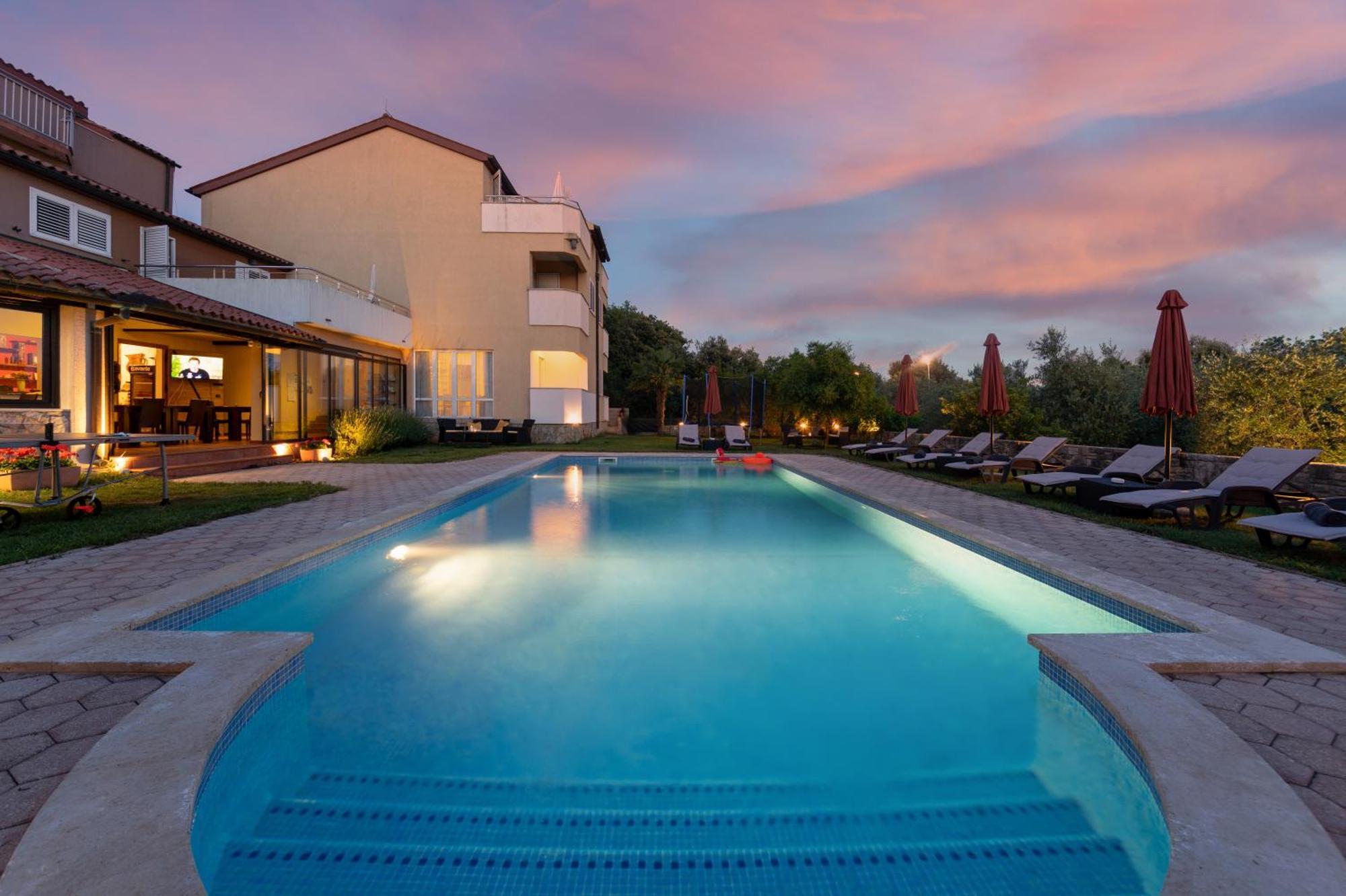 Guesthouse "Barboska" - Big Outdoor Swimming Pool & Private Tennis Court ボドニャン エクステリア 写真