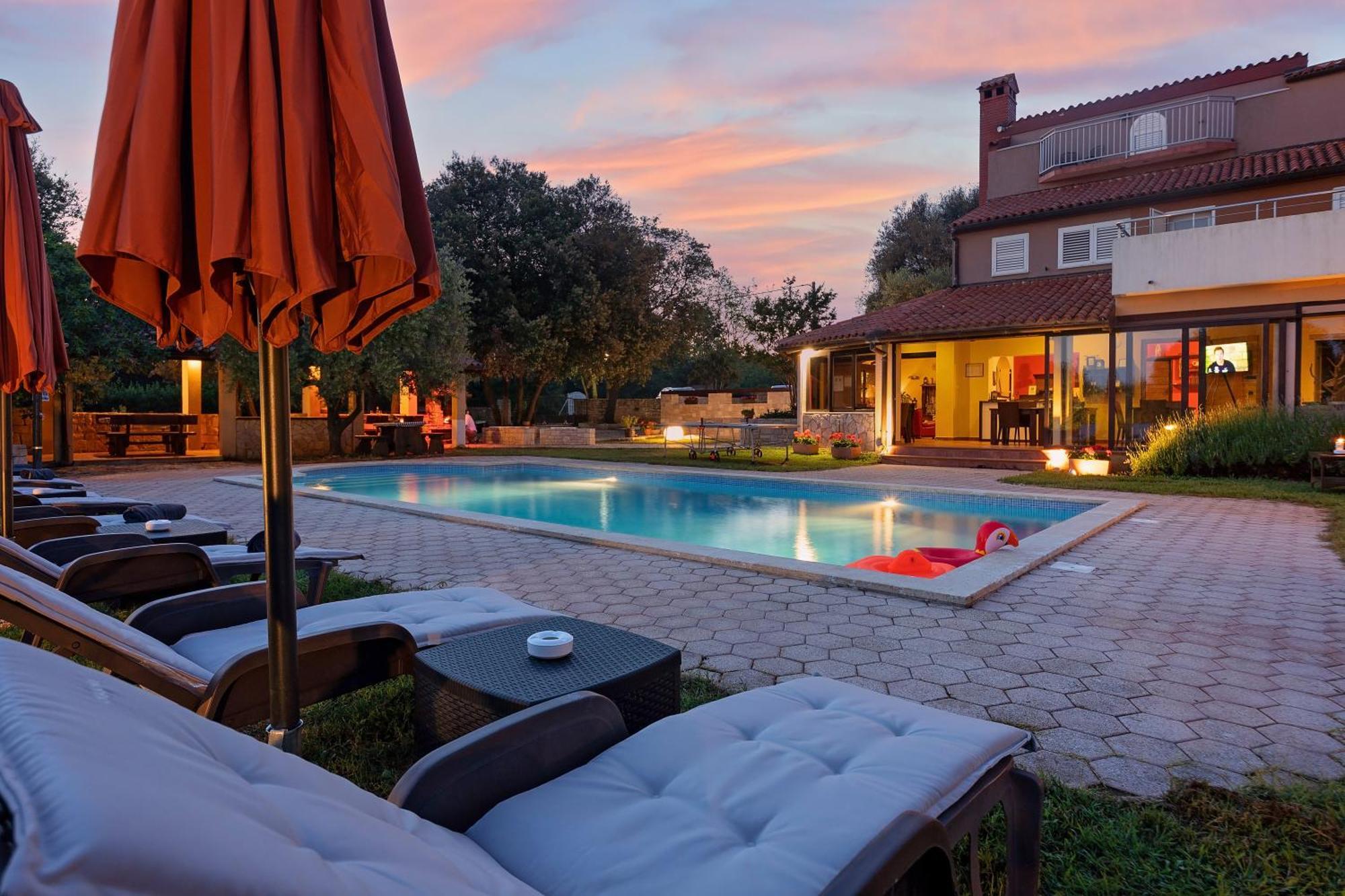 Guesthouse "Barboska" - Big Outdoor Swimming Pool & Private Tennis Court ボドニャン エクステリア 写真