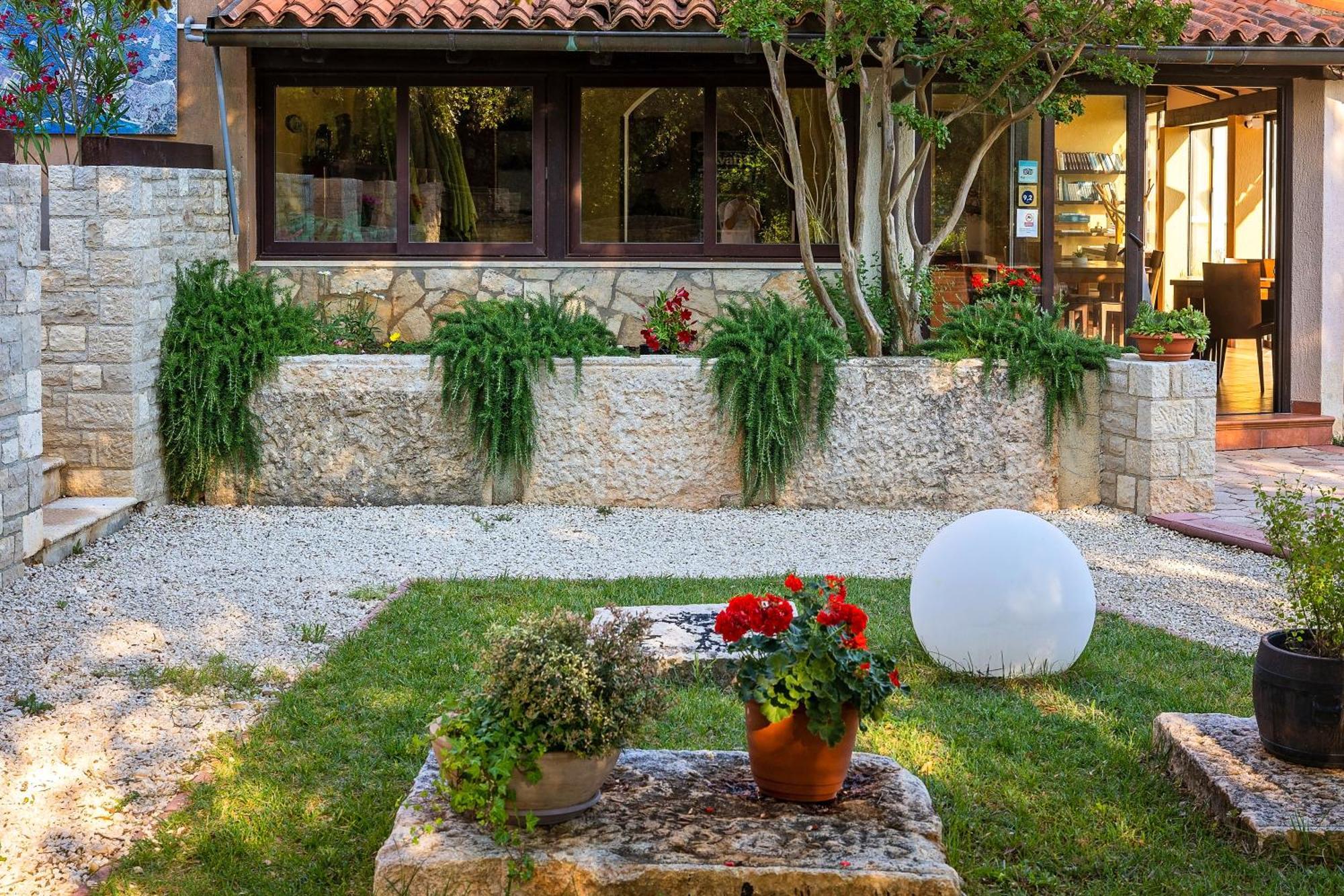 Guesthouse "Barboska" - Big Outdoor Swimming Pool & Private Tennis Court ボドニャン エクステリア 写真