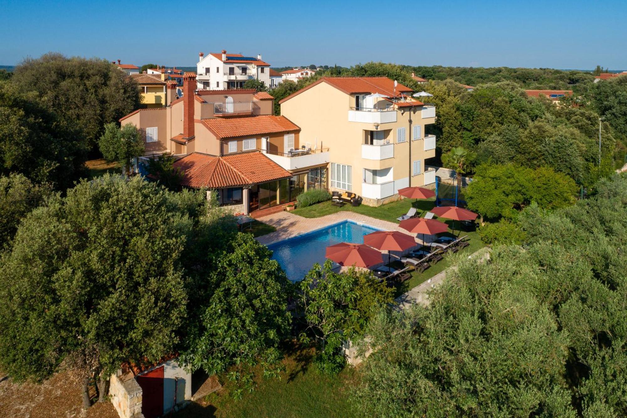 Guesthouse "Barboska" - Big Outdoor Swimming Pool & Private Tennis Court ボドニャン エクステリア 写真