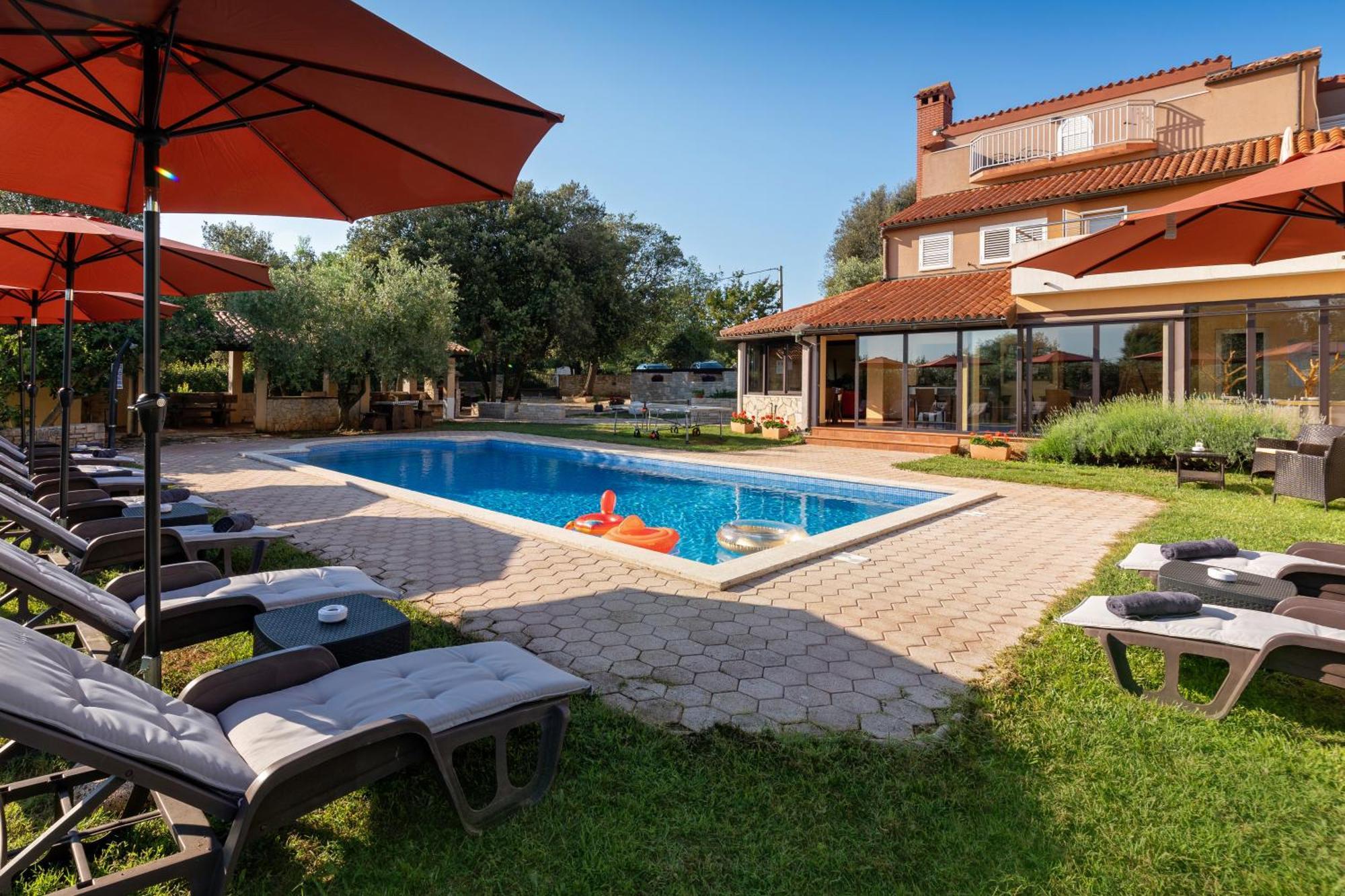 Guesthouse "Barboska" - Big Outdoor Swimming Pool & Private Tennis Court ボドニャン エクステリア 写真