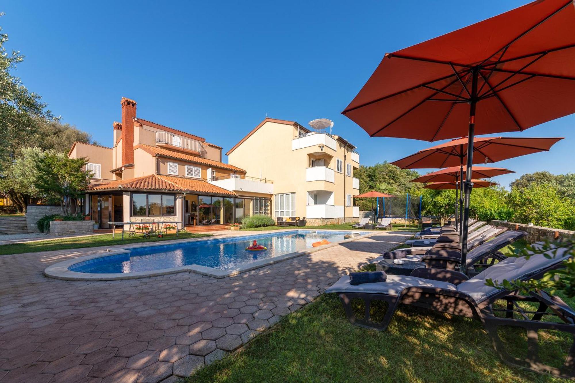 Guesthouse "Barboska" - Big Outdoor Swimming Pool & Private Tennis Court ボドニャン エクステリア 写真