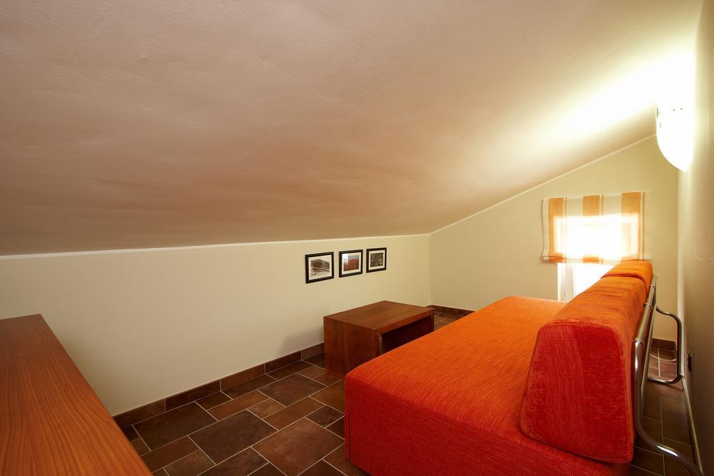 Guesthouse "Barboska" - Big Outdoor Swimming Pool & Private Tennis Court ボドニャン 部屋 写真
