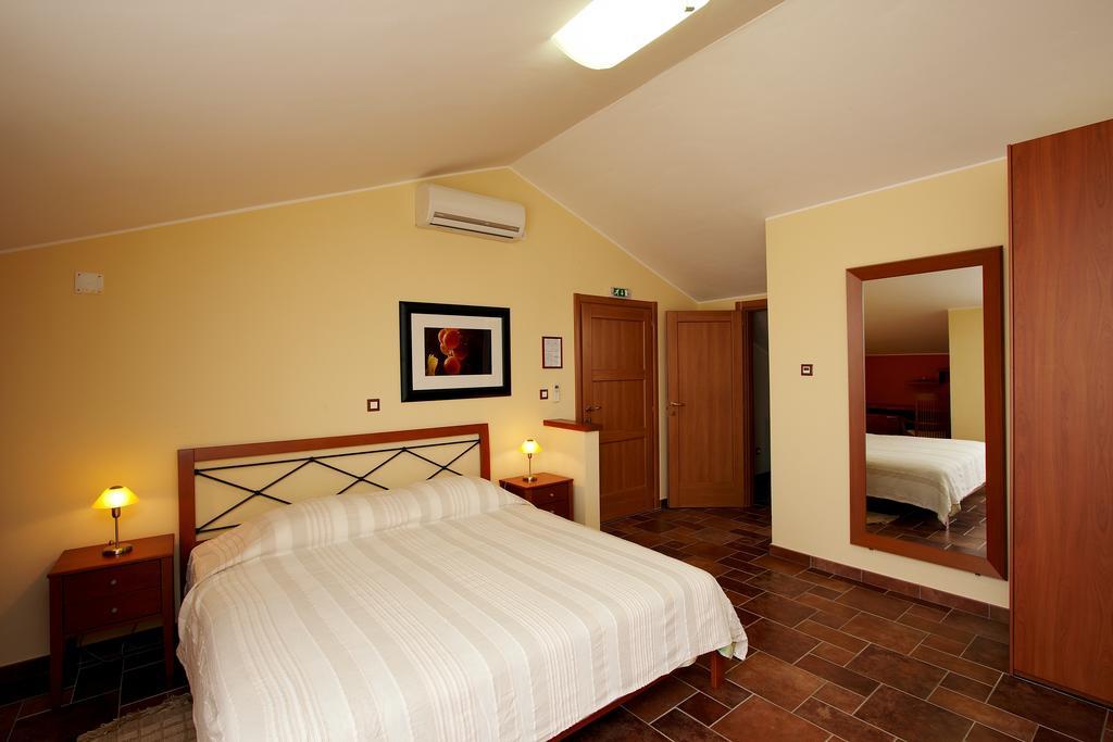 Guesthouse "Barboska" - Big Outdoor Swimming Pool & Private Tennis Court ボドニャン 部屋 写真