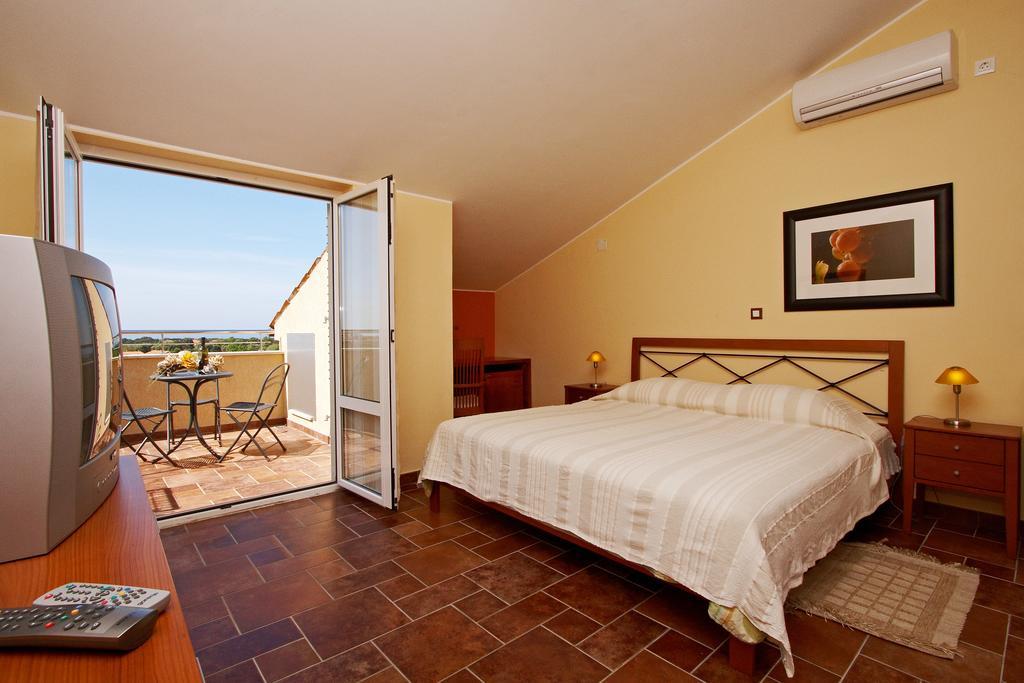 Guesthouse "Barboska" - Big Outdoor Swimming Pool & Private Tennis Court ボドニャン 部屋 写真