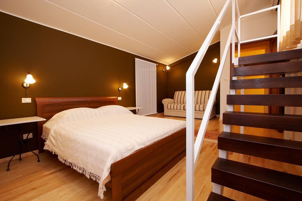 Guesthouse "Barboska" - Big Outdoor Swimming Pool & Private Tennis Court ボドニャン 部屋 写真