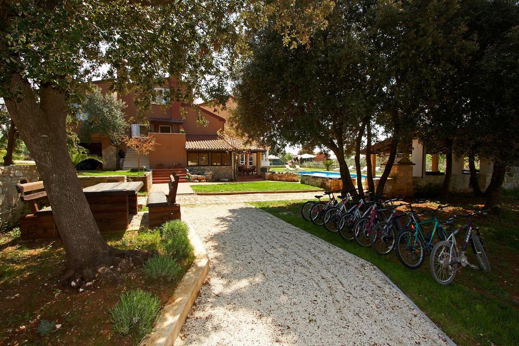Guesthouse "Barboska" - Big Outdoor Swimming Pool & Private Tennis Court ボドニャン エクステリア 写真
